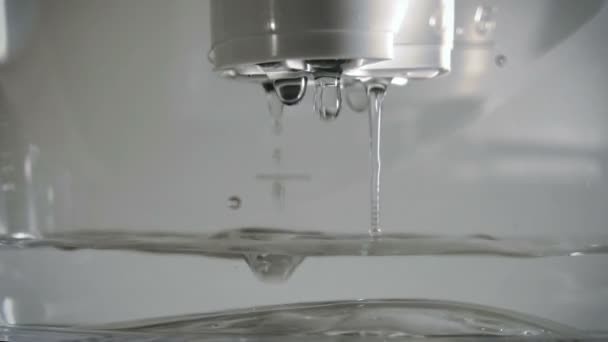 Wasser aus nächster Nähe filtern — Stockvideo