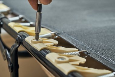 Makinist unscrewing kırık plastik yatak çıta sahipleri