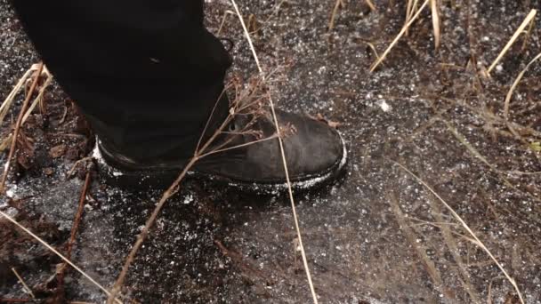 Homme marchant sur et brisant une glace de lac — Video