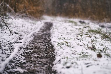 Derin araba rut kırsal karlı yolda