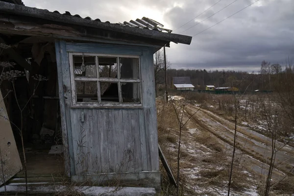 Casa abandonada en pueblo ruso —  Fotos de Stock