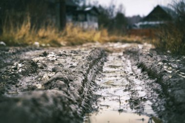 Araba rut Rus toprak yol üzerinde