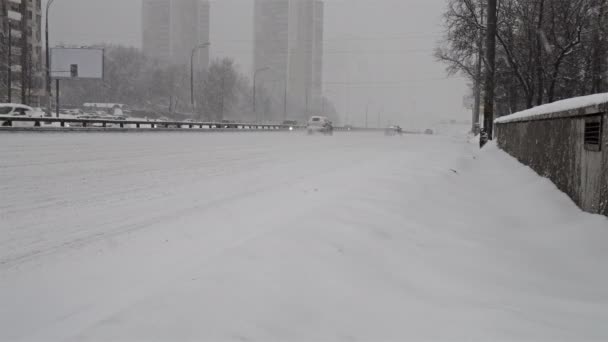 Oroszország, Moscow - 4 február, 2018. Autók vezetési Moszkvában havas autópálya mentén — Stock videók