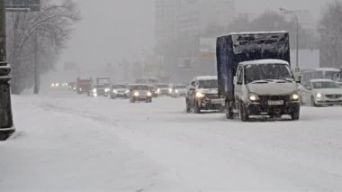Rusya, Moskova - 4 Şubat, 2018. Moskova'da karlı yolu boyunca sürüş araba