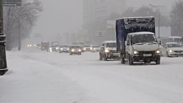 Oroszország, Moscow - 4 február, 2018. Autók vezetési Moszkvában havas autópálya mentén — Stock videók