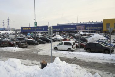 Rusya, Moskova - 8 Şubat, 2018. IKEA alışveriş merkezinin girişine yakın park alanı