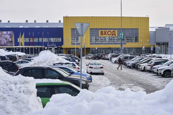 Rusia, Moscú - 8 de febrero de 2018. Zona de aparcamiento cerca de una entrada del centro comercial IKEA — Foto de Stock