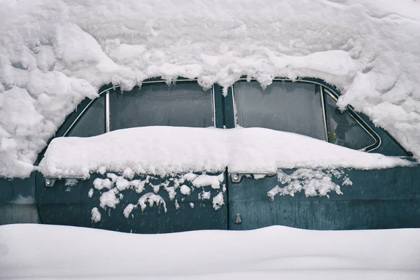 Staré ruské sovětské auto pohřben pod sněhem — Stock fotografie