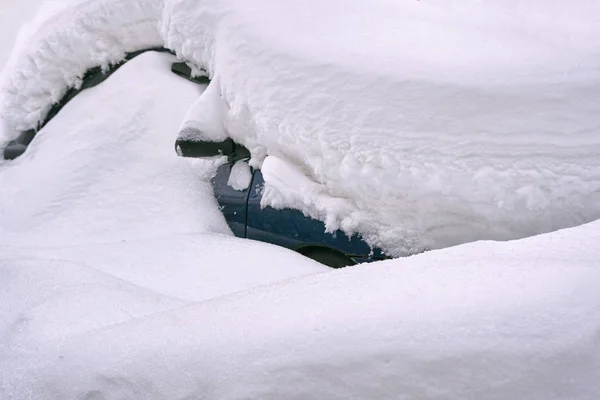 Autos auf Moskauer Straße unter Schnee begraben — Stockfoto