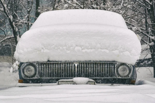 Altes Auto mit Schnee bedeckt — Stockfoto