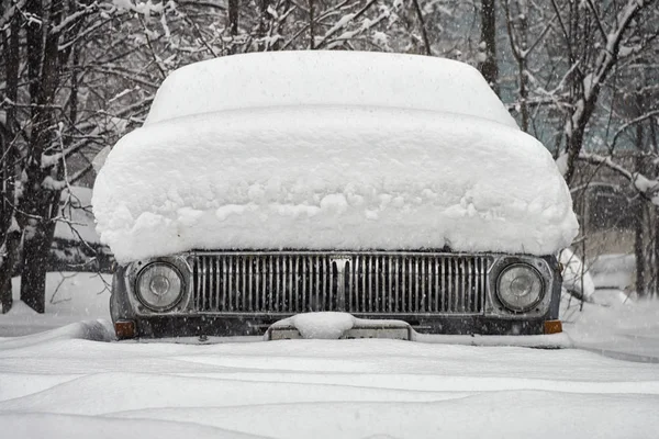 Altes Auto mit Schnee bedeckt — Stockfoto