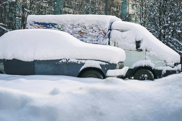 Alte russische Autos unter einer dicken Schneeschicht begraben — Stockfoto