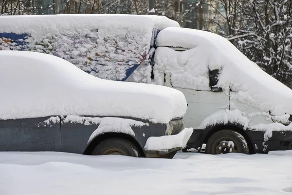 Alte russische Autos unter einer dicken Schneeschicht begraben — Stockfoto