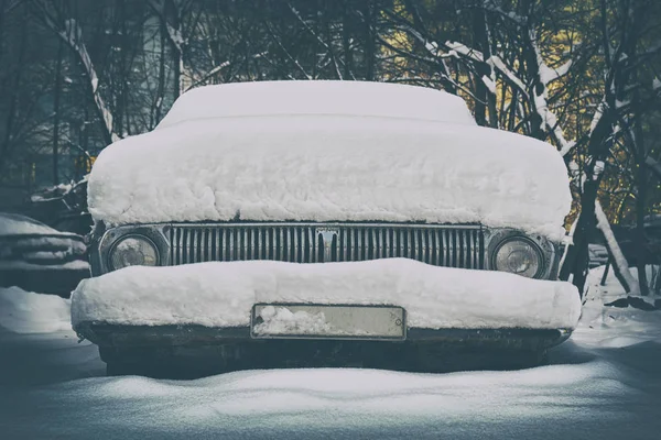 Retro-Auto mit einer dicken Schneeschicht bedeckt — Stockfoto