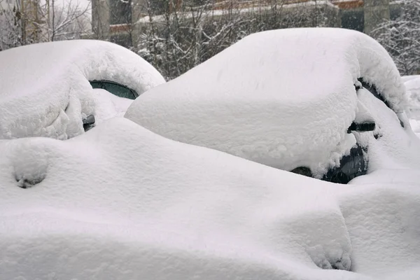 Cars buried in snow on moscow street after a great snow storm — Stock Photo, Image