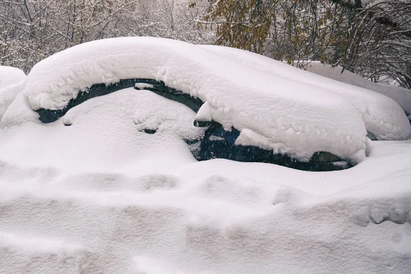 Машины, погребенные в снегу на Московской улице после сильного снежного шторма — стоковое фото