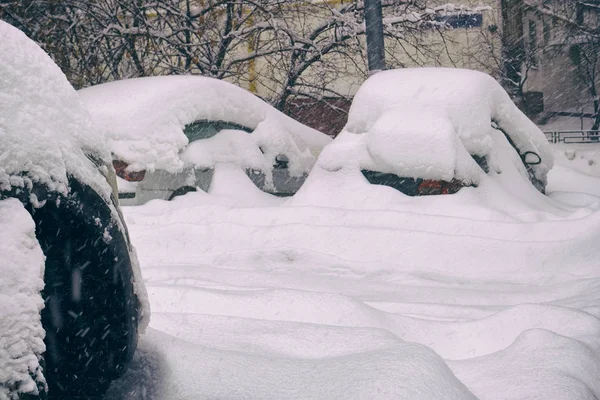 Autos nach starkem Schneesturm auf Moskauer Straße unter Schnee begraben — Stockfoto