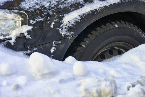 Rad eines Autos unter Schnee begraben — Stockfoto