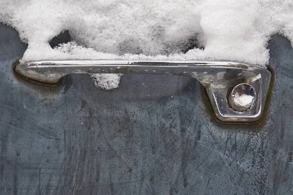 Uchwyt zardzewiały rosyjski rocznika samochodu pokryte śniegiem — Zdjęcie stockowe
