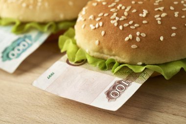 Farklı değer Rus parası ile hamburger