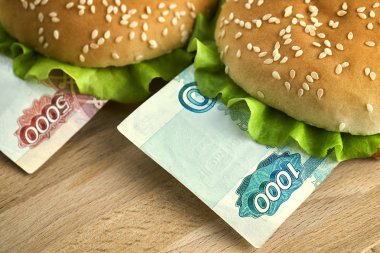 Burger bin beş bin Rus ruble faturaları
