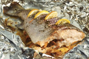 Limon dilimleri ile ızgara alabalık