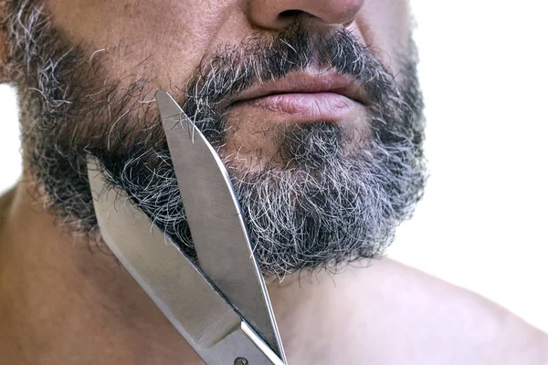 Corte de barba usando uma grande tesoura velha — Fotografia de Stock