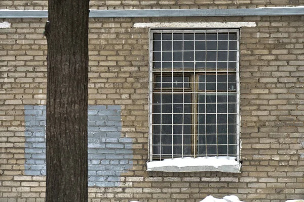 Grille de fenêtre sur une fenêtre de l'ancienne maison de briques soviétiques — Photo