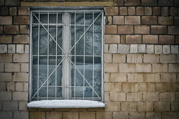 Fenêtre du vieux bâtiment de Moscou avec grille de fenêtre en métal rétro — Photo