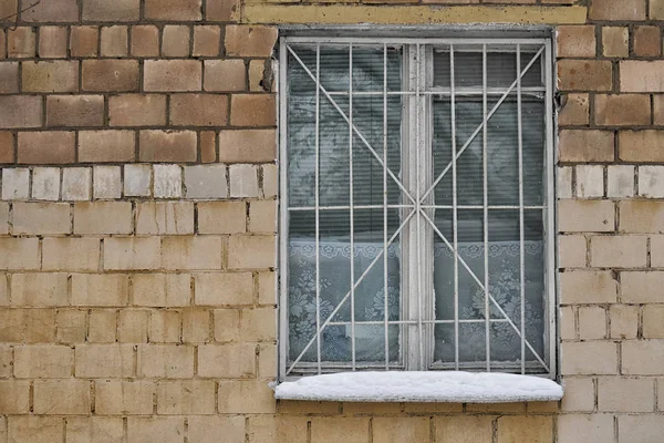 Окно старого московского здания с решеткой из ретро-металла и — стоковое фото