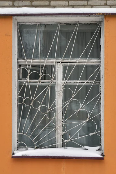 Grelha de janela em uma janela da velha casa de Moscou — Fotografia de Stock