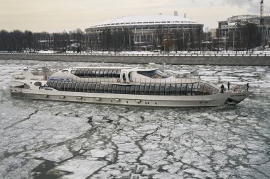 Moskova - 3 Mart 2018. Moskova tenezzüh tekneleri Moskova Nehri yelken kırık buz ile erken ilkbaharda kaplı..
