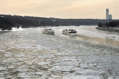 Moskova - 3 Mart 2018. İki gemi yelken Moskova Nehri birbirlerine karşı bir kırık buz kaplı