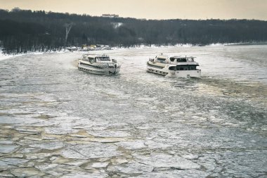 İki gemi yelken Moskova Nehri birbirlerine karşı bir kırık buz kaplı