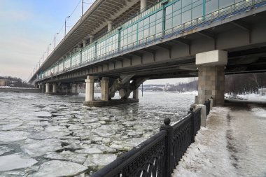Moskova Luzhniki metro Köprüsü Moskova Nehri buzlar ile baharda kaplı.