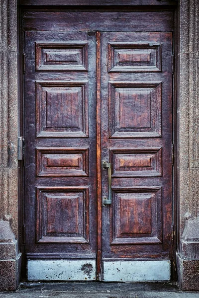 Antigua puerta de madera de un edificio de Moscú —  Fotos de Stock