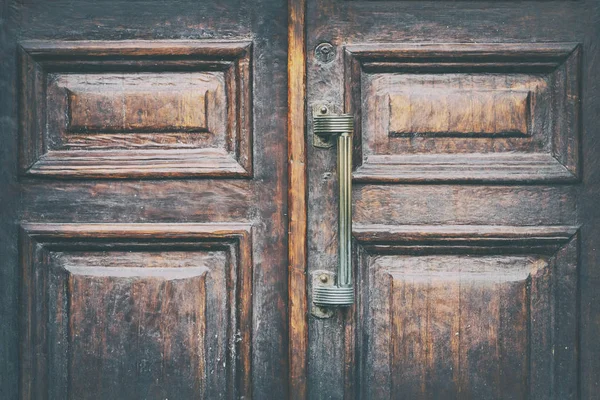 Griff einer alten Holztür in Nahaufnahme — Stockfoto