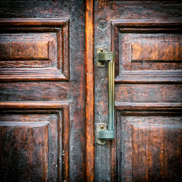 Punho de uma porta de madeira vintage fechar — Fotografia de Stock