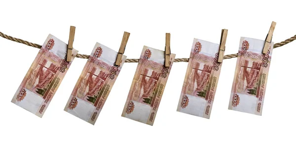Российские рублевые купюры, висящие на веревке с колышками на белом фоне — стоковое фото