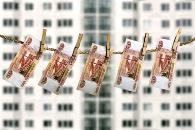 Rus Rublesi banknotlar clothesline bir ev arka plan bulanık cephesinde asılı.