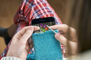 Bir smartphone için yün bir durumda örgü kız