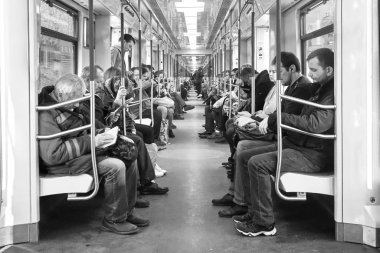 Moskova, Rusya - Nisan 20,2018. Bir iş günü sabah Moskova metro arabada iç. Moskova insanlar yeraltı işe gitmek.