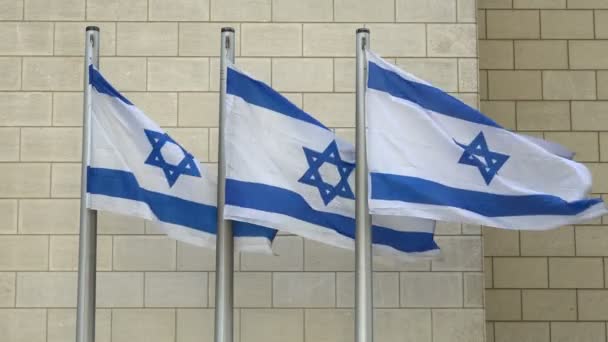 Τρεις Ισραηλινές Εθνικές Σημαίες Κυματίζουν Στον Άνεμο Μπροστά Από Έναν — Αρχείο Βίντεο