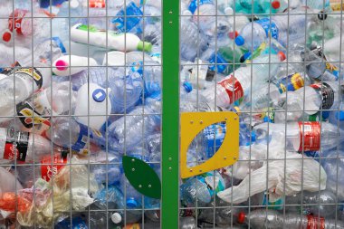 Hayfa, İsrail - 3 Aralık 2019. Ayrı atık toplama için konteynerdeki plastik şişeler