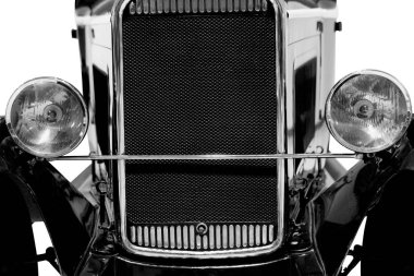 Klasik araba ön görünümü beyaz ve siyah üzerine izole