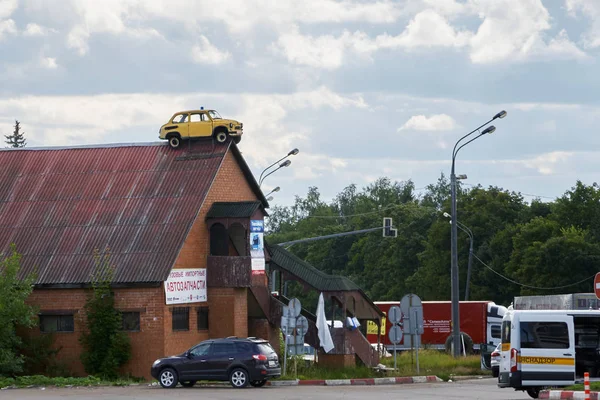 Région de Moscou, Russie - 15 juillet 2019 : Voiture soviétique vintage sur le toit d'un garage — Photo