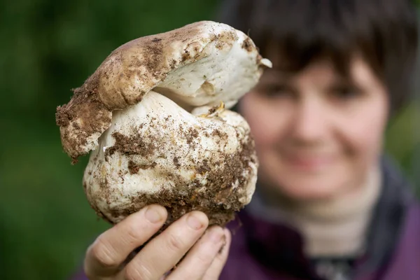 Žena ukazuje neobvyklý houbový boletus v lese — Stock fotografie