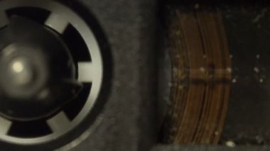Kayıt sırasında teypte dönen manyetik bantla birlikte ses kasetinin makro görüntüsü. Müzik çalma kavramı, bir konuşmayı kaydetme, dinleme sesleri. 4k çözünürlük videosu.