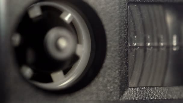 Macro Shot Van Audio Cassette Haspel Met Een Magneetband Draaiend — Stockvideo