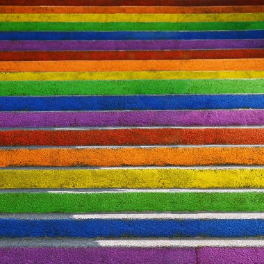 Merdivenler gökkuşağı lgbt renkleriyle boyanmış